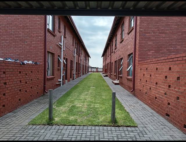 2 BEDROOM TOWNHOUSE FOR SALE IN ALBERTSDAL